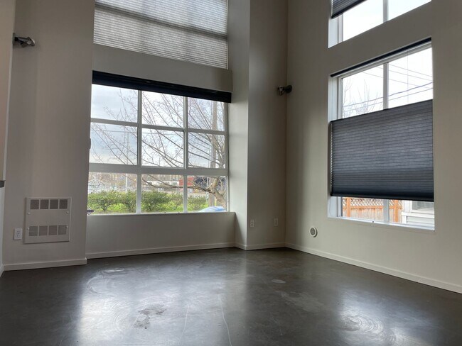 Foto del edificio - Great Georgetown Location, Parking Included, Loft Space, & Pets Are Welcome!