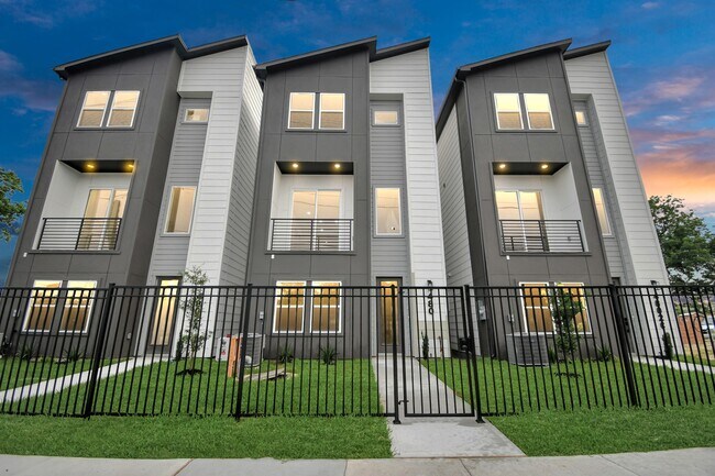 Building Photo - 4802 Elysian St