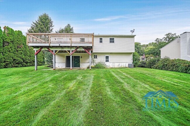 Building Photo - 3202 Sylvan Dr