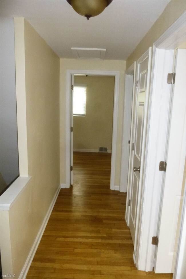Building Photo - 185 Bale Dr