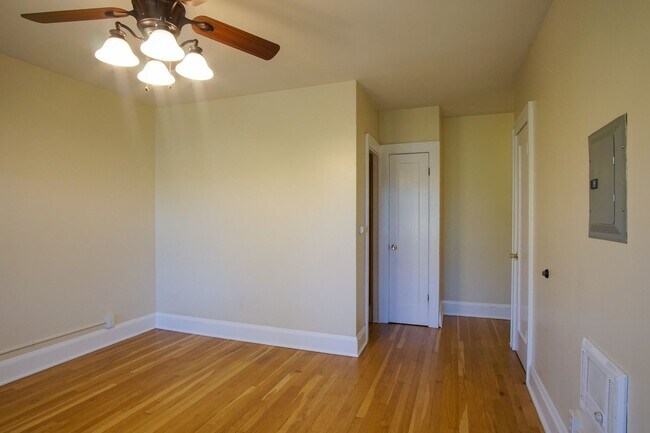 Building Photo - Top Floor Studio with Hardwood Floors and ...