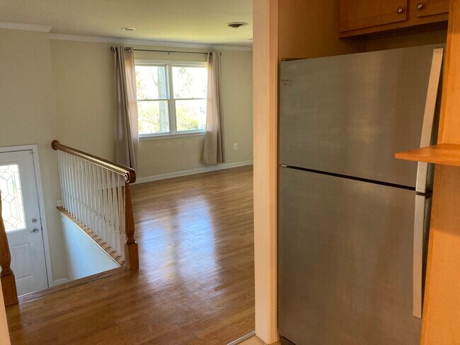 Vista de la entrada y la sala de estar desde la cocina. - 7288 Beechtree Ln