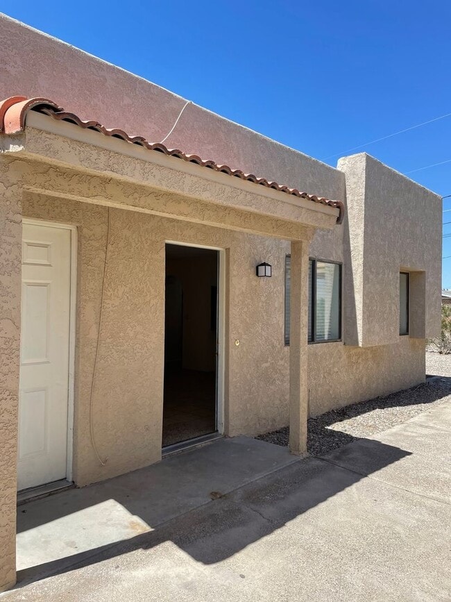 Building Photo - 2 Bedroom 1 Bath COMPLETELY REMODELED!