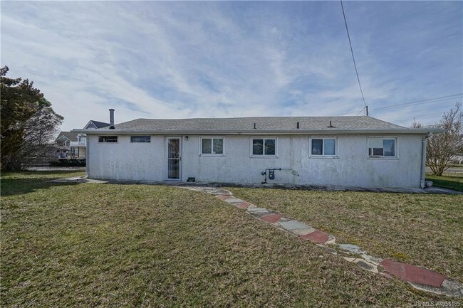Building Photo - 102 E Boat Dr