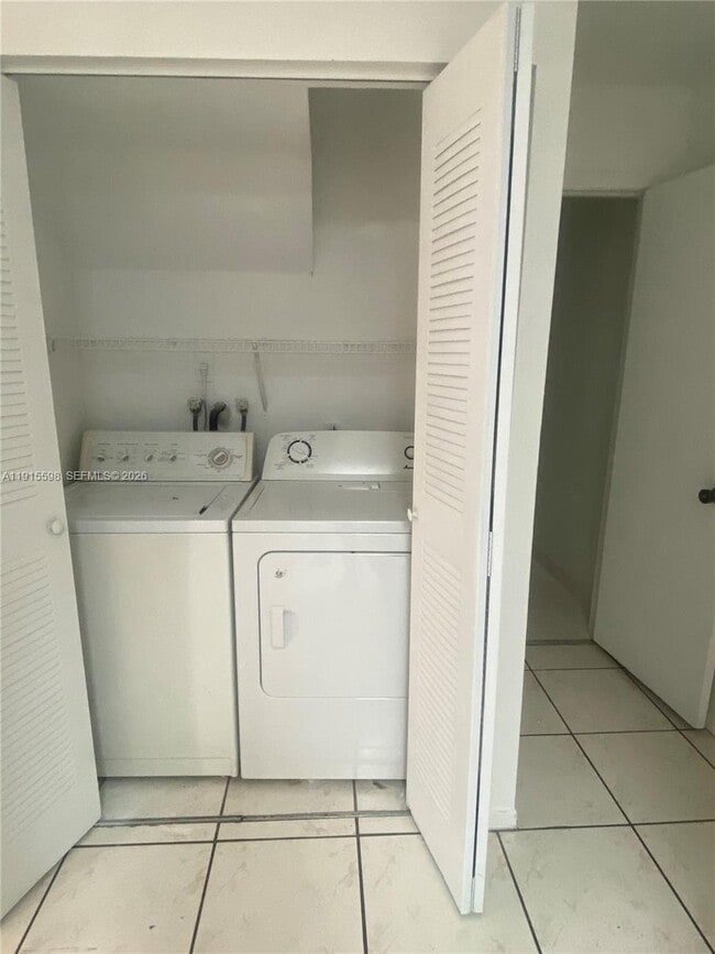 Building Photo - 6245 SW Kendale Lakes Cir