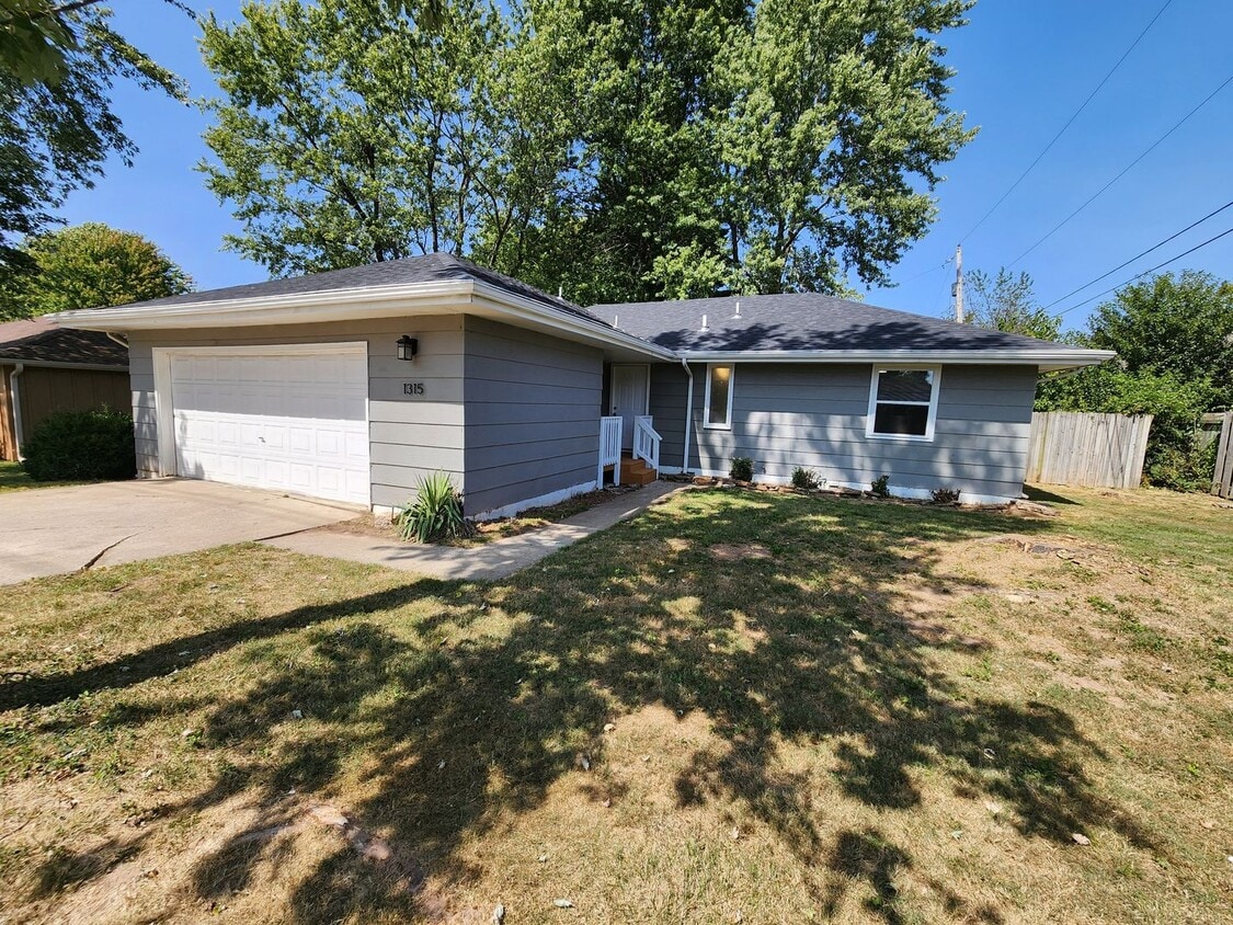 Primary Photo - Spacious 3-Bedroom, 2-Bathroom Home AVAILA...