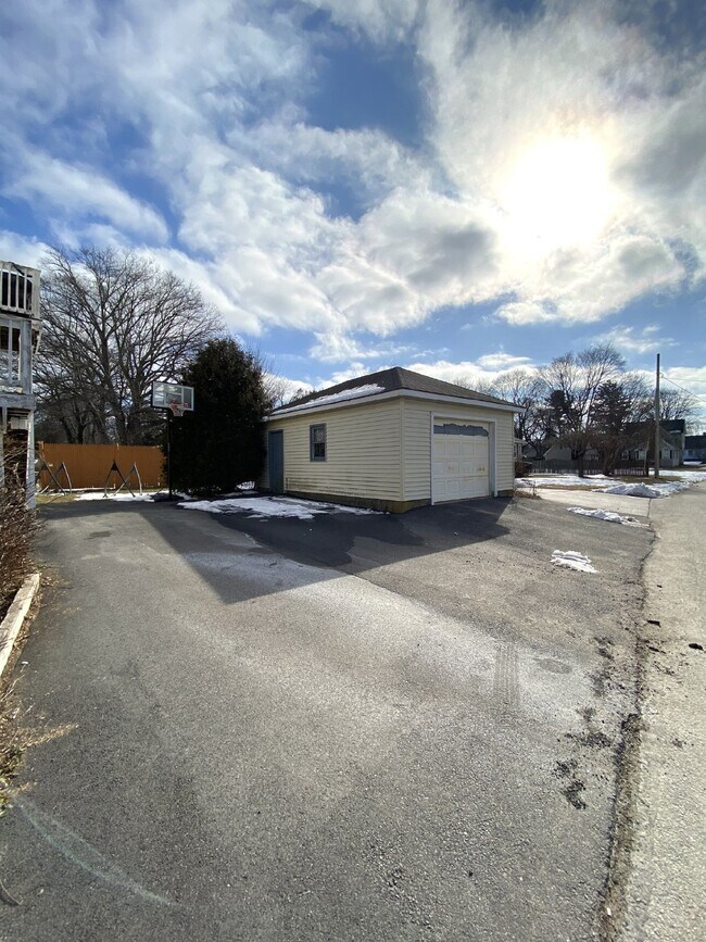 Building Photo - Charming 2-Bedroom Unit with Spacious Layo...