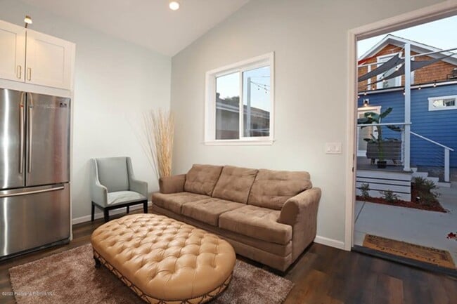 Foto del edificio - Private 1 Bed 1 Bath Back House with Yard ...