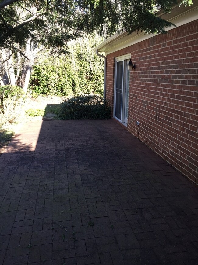 Building Photo - Very well kept condo in Lytchfield off All...