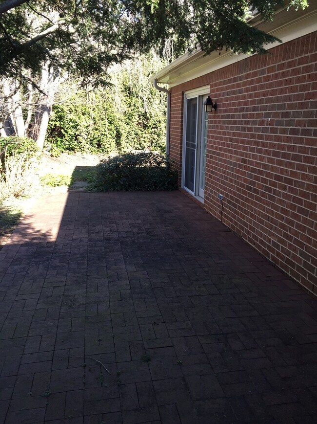 Foto del edificio - Very well kept condo in Lytchfield off Allistair Rd