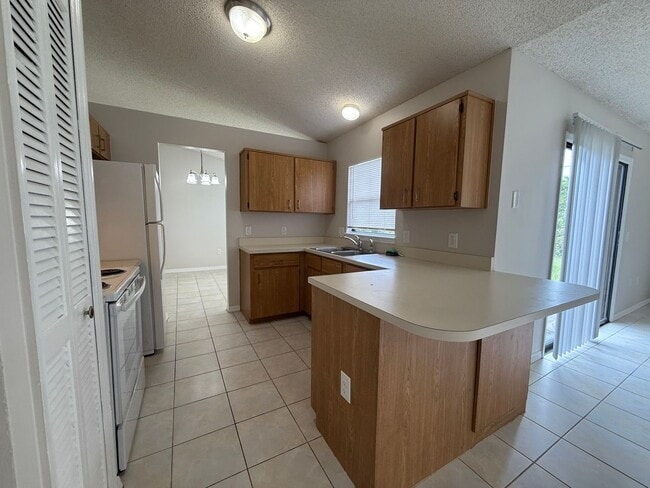 Building Photo - Deltona 3/2 Corner Lot