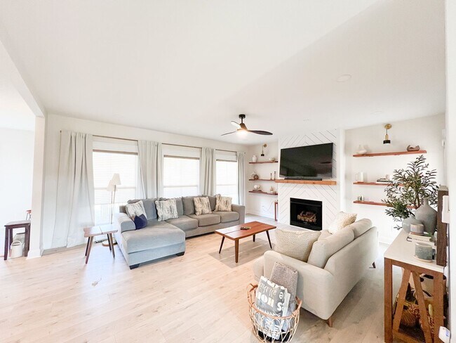Foto del edificio - 4 Bedroom 3 1/2 Bathroom Home!!!
