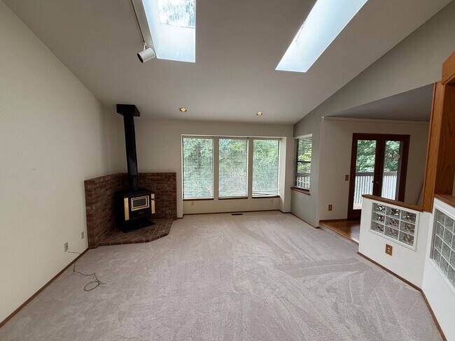 Foto del edificio - Spacious Mukilteo Home with Stunning Outdoor Living and Lush Landscaping