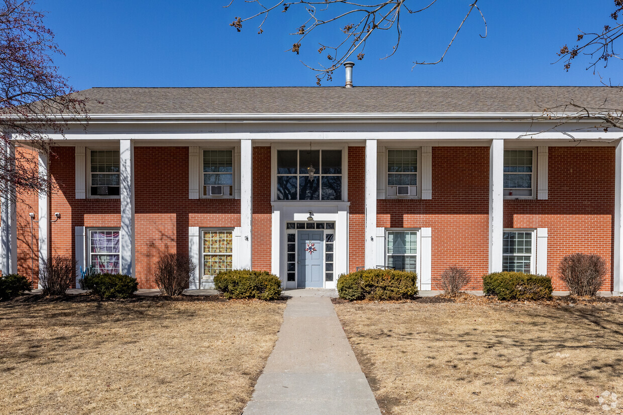 Primary Photo - Colonial Plaza Apartments