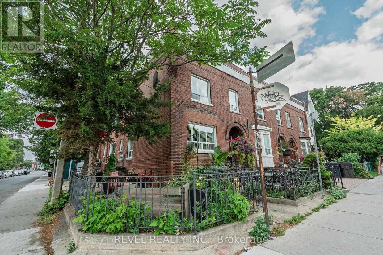 Primary Photo - 16 A Denison Ave
