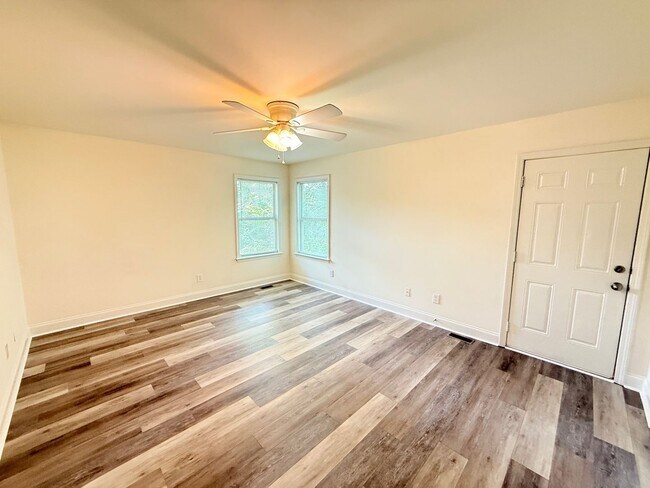 Building Photo - Four Bedroom Near Downtown Available for Pre-Lease!