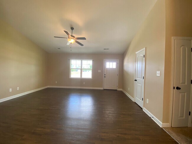 Building Photo - Beautiful 3 Bedroom, 2bath home in the Bri...