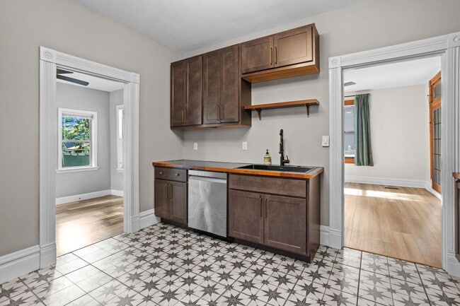 Building Photo - 419 S Van Buren Ave