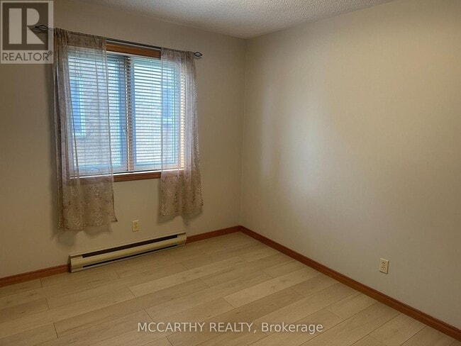 Building Photo - 217 Sarah Ct