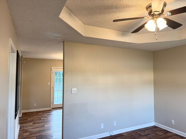 Foto del edificio - 258 Golden Pond Ave