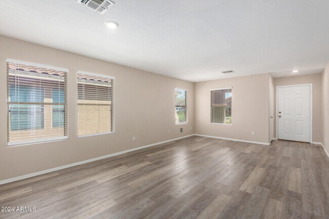 Building Photo - 2810 W San Carlos Ln