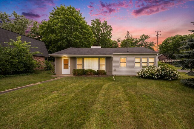 Foto del edificio - Charming, remodeled 2-Bed/1-Bath  ranch style home- $1499