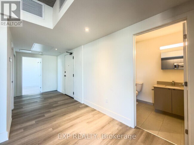 Building Photo - 770 Somerset St W