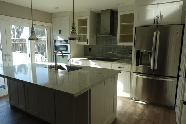 Building Photo - 3195 Edenbank Dr