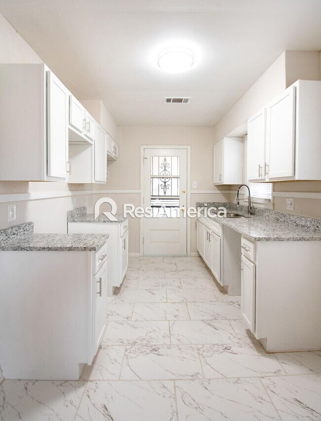 Building Photo - Newly Renovated 3/1 in 38109!