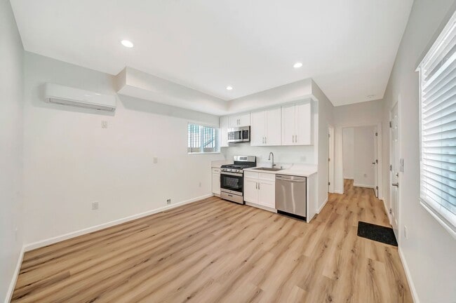 Building Photo - 14527 Hartland-11