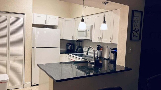Foto del edificio - 621 Cypress Lake Blvd