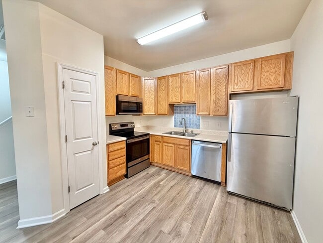 Building Photo - **OFFERING RENT PROMOTION FOR FIRST 6 MONTHS, WAIVED APPLICATION FEES & $100 MOVE IN PROMOTION** ...