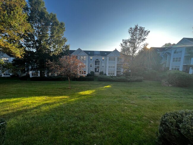 Building Photo - Stunning 3 BR/2 BA Condo in Silver Spring!