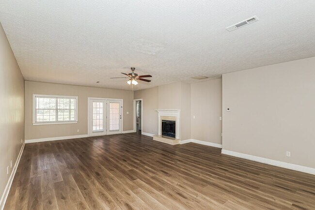 Building Photo - 495 Fairway Ct