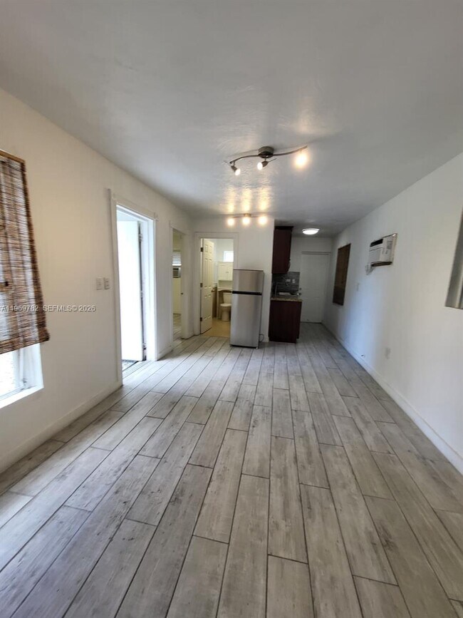 Building Photo - 1998 NE 135th St