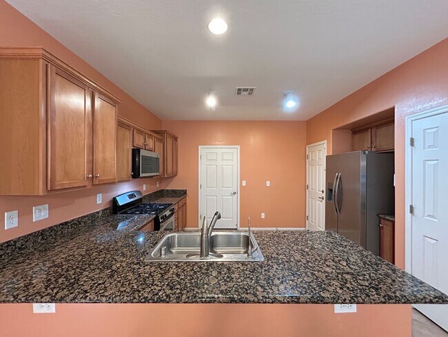Building Photo - Gated 3-Bedroom 3-Bathroom Home in Southwest!
