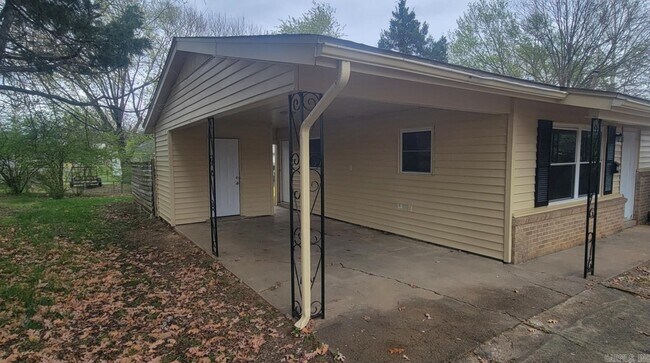 Building Photo - 27 Phyllis Ct