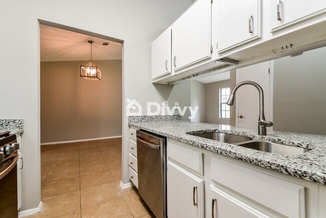 Building Photo - 910 Brandon Hill Way
