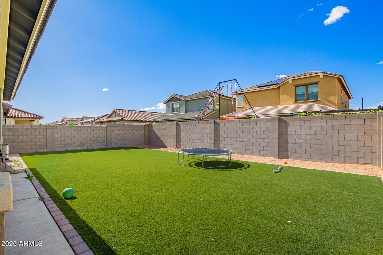 Foto principal - 15062 W Portland St