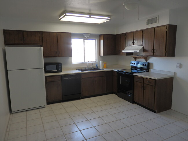 Building Photo - Great Property with a HUGE backyard in Tempe!