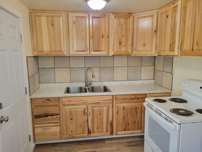 Kitchen - 916 Gellatly St