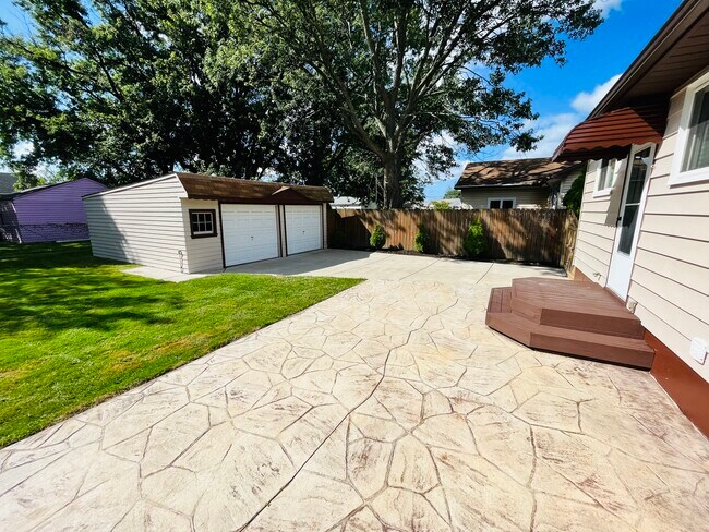 Building Photo - 6016 Alvin Dr