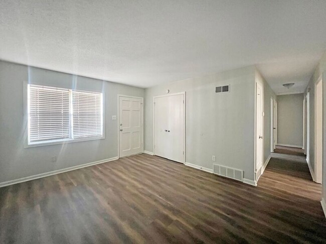 Foto del edificio - 2670 Columbus Dr