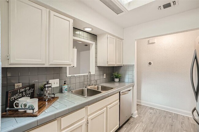 Building Photo - 4408 Molokai Dr