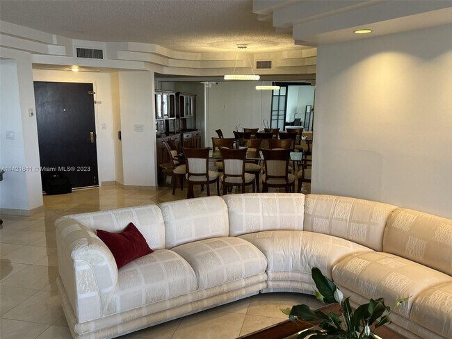 Foto del edificio - 3000 Island Blvd