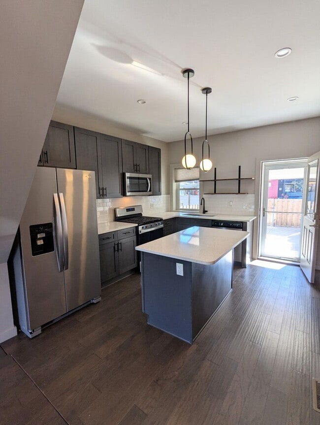 Building Photo - 3 Bedroom 2 Bathroom Single Family Home (L...