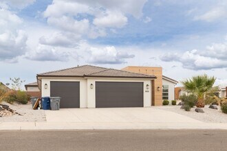 Building Photo - 3032 E Lavatera Dr