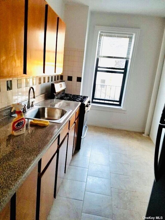 Foto del edificio - 160-10 Sanford Ave