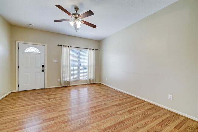 Building Photo - 214 Plaza Del Sol Park