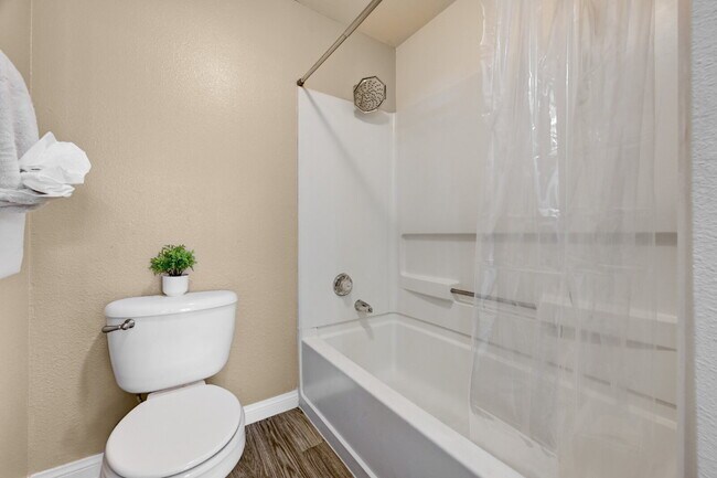 Foto del edificio - Ground Floor 2BD/2BA Condo in Gated Henderson Community – Resort-Style Amenities!